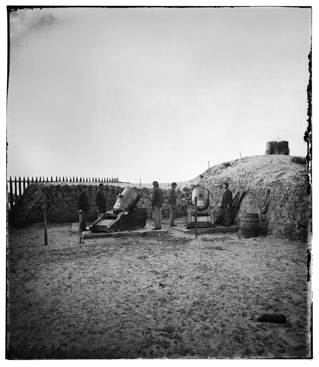 Føderalt 10-tommers mørtelbatteri på Morris Island, SC, 1865 av Samuel A. Cooley