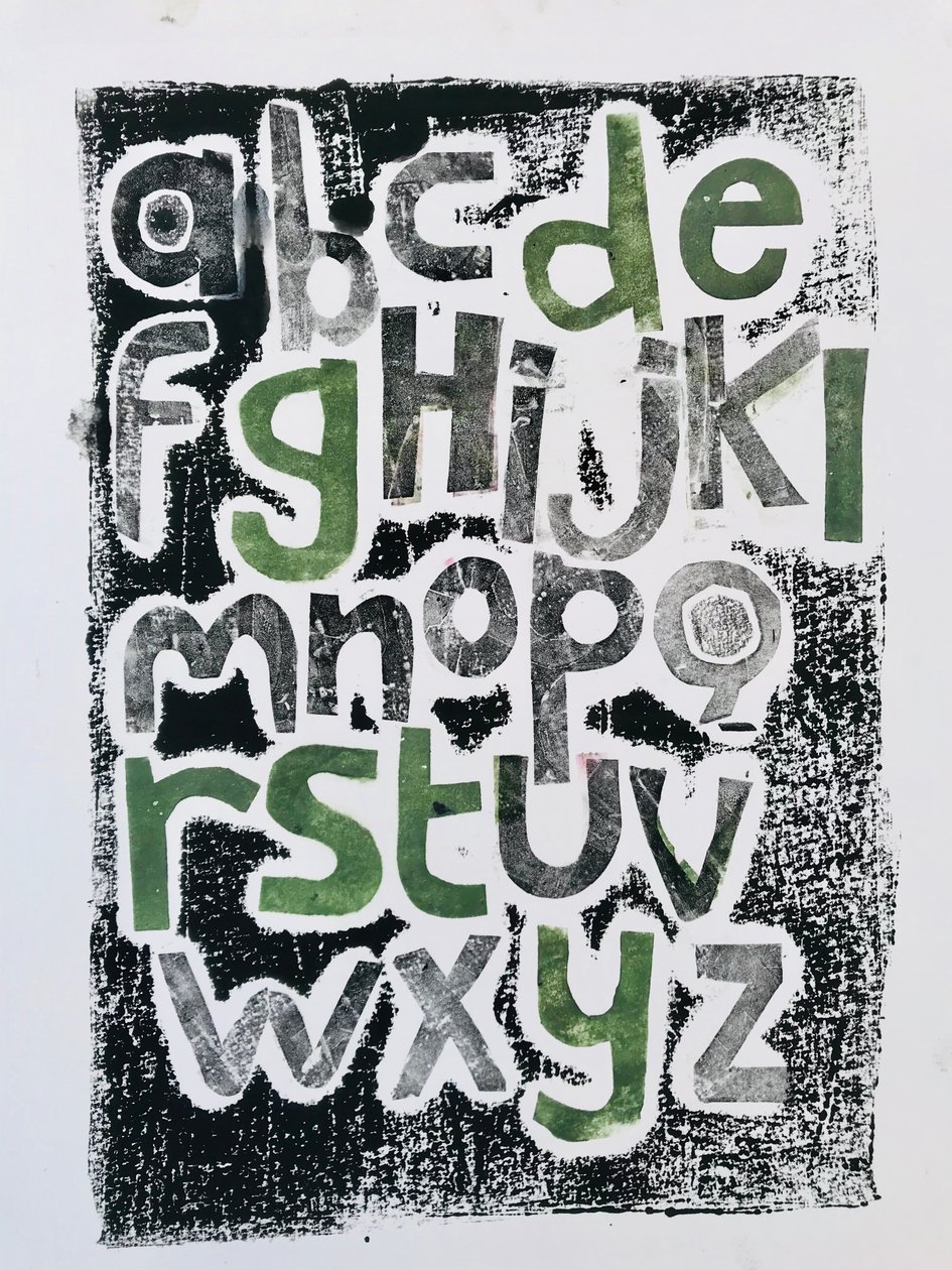 Alfabet, 2020, (monoprint) av Sarah Thompson Engels