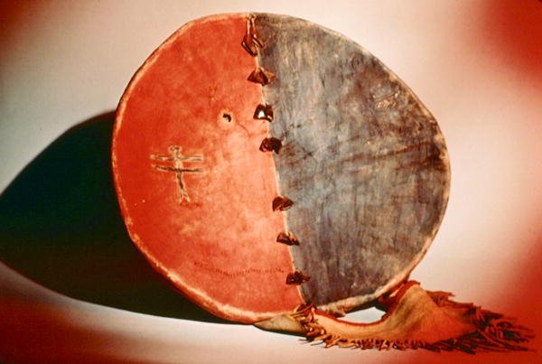 War Shield, Sioux Tribe (buckskin) av School American