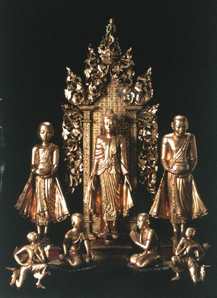Helligdom (forgylt tre) av School Burmese