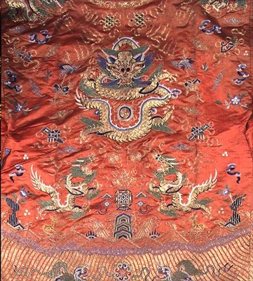 Kinesisk dragekåpe (brodert terrakottasilke) av School Chinese
