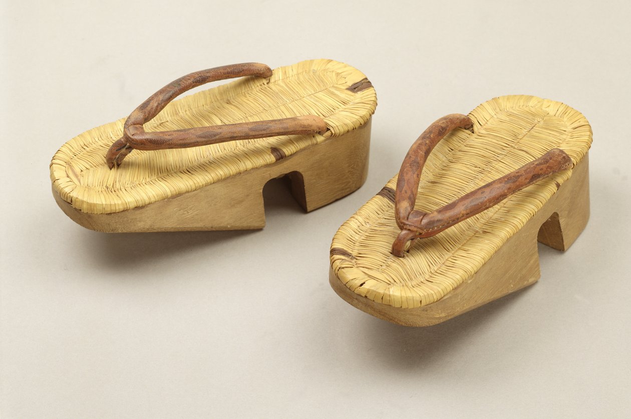 Guttesandaler (tre og skinn) av Japanese School