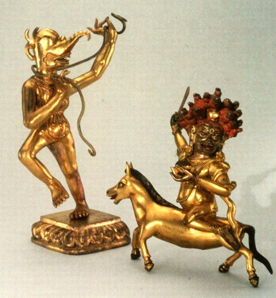 Makaravakitra og Sridevi (forgylt bronse) av School Tibetan
