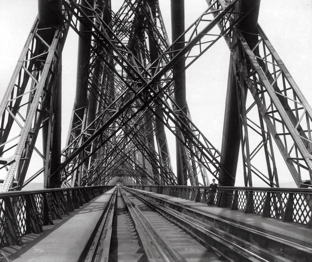 På Forth Bridge, ca. 1890 av Scottish Photographer