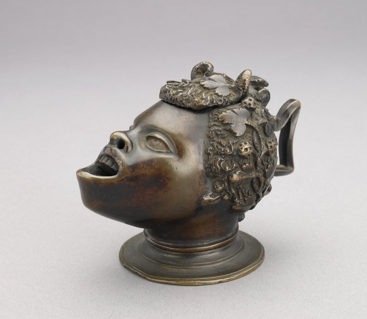 Lampe eller blekkhus i form av hodet til en afrikansk gutt; hengslet lokk og vinkelhåndtak, ca. 1510-30 bronse av Severo da Ravenna