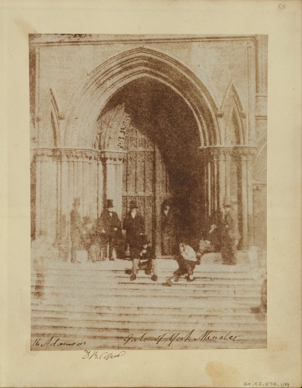 En gruppe menn ved den sørlige inngangen til York Minster. av Sir David Brewster
