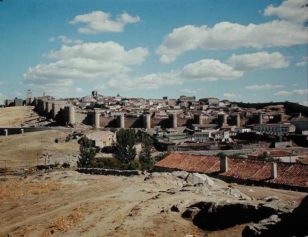 Panoramautsikt over de gamle bymurene, 11.-12. århundre av Spanish School