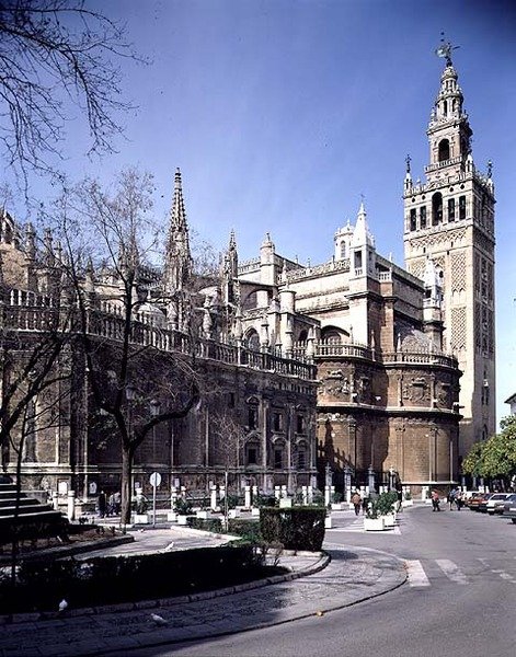 Utsikt over den østlige fasaden med Giralda-tårnet bortenfor av Spanish School