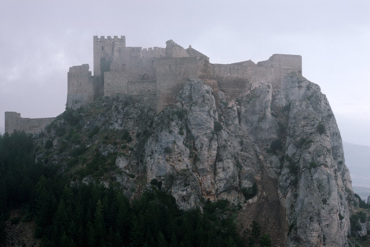 Utsikt over Loarre-slottet, bygget fra 1000- til 1200-tallet av Spanish School