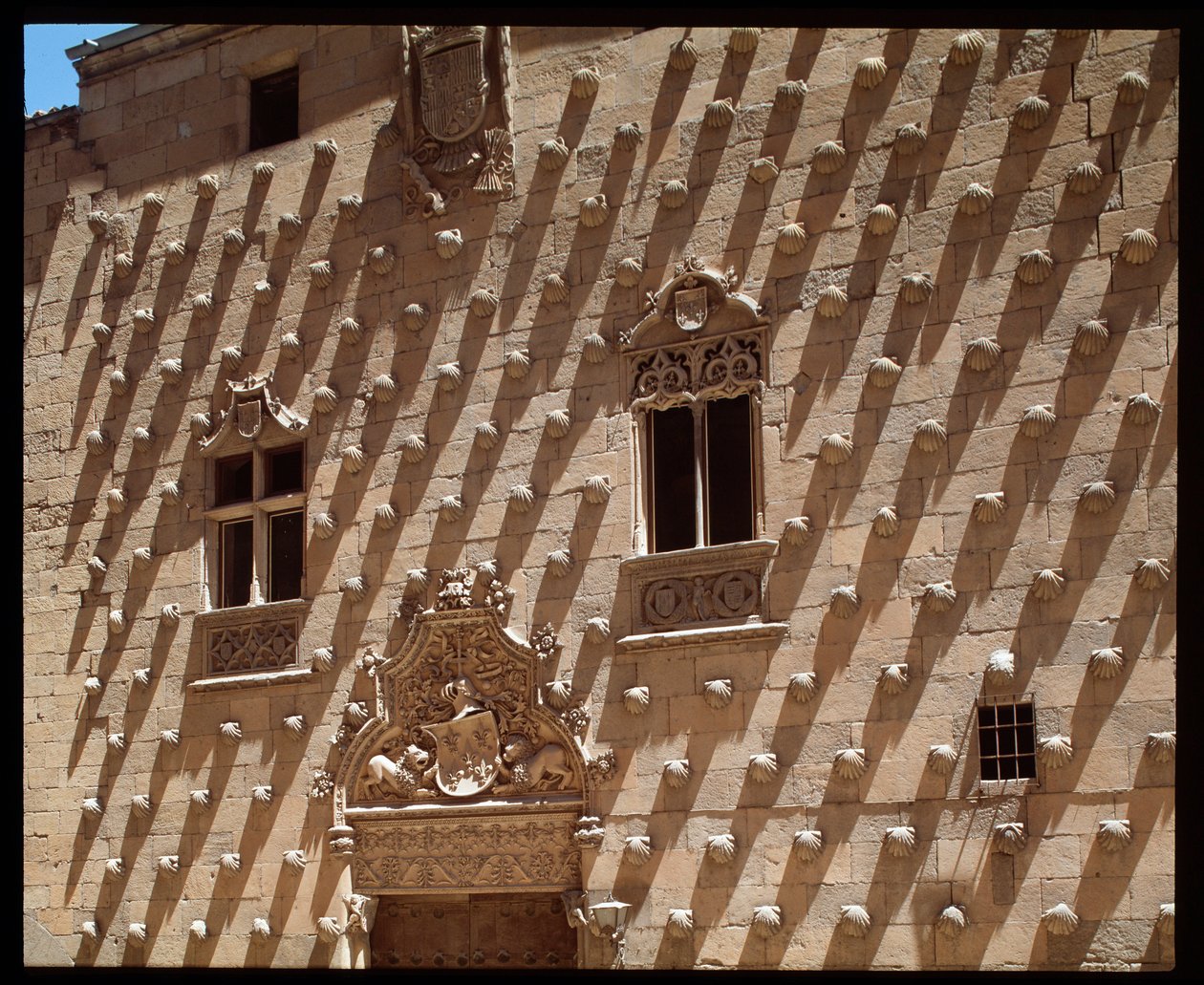 Utsikt over gotisk fasade (1493-1517) av Spanish School
