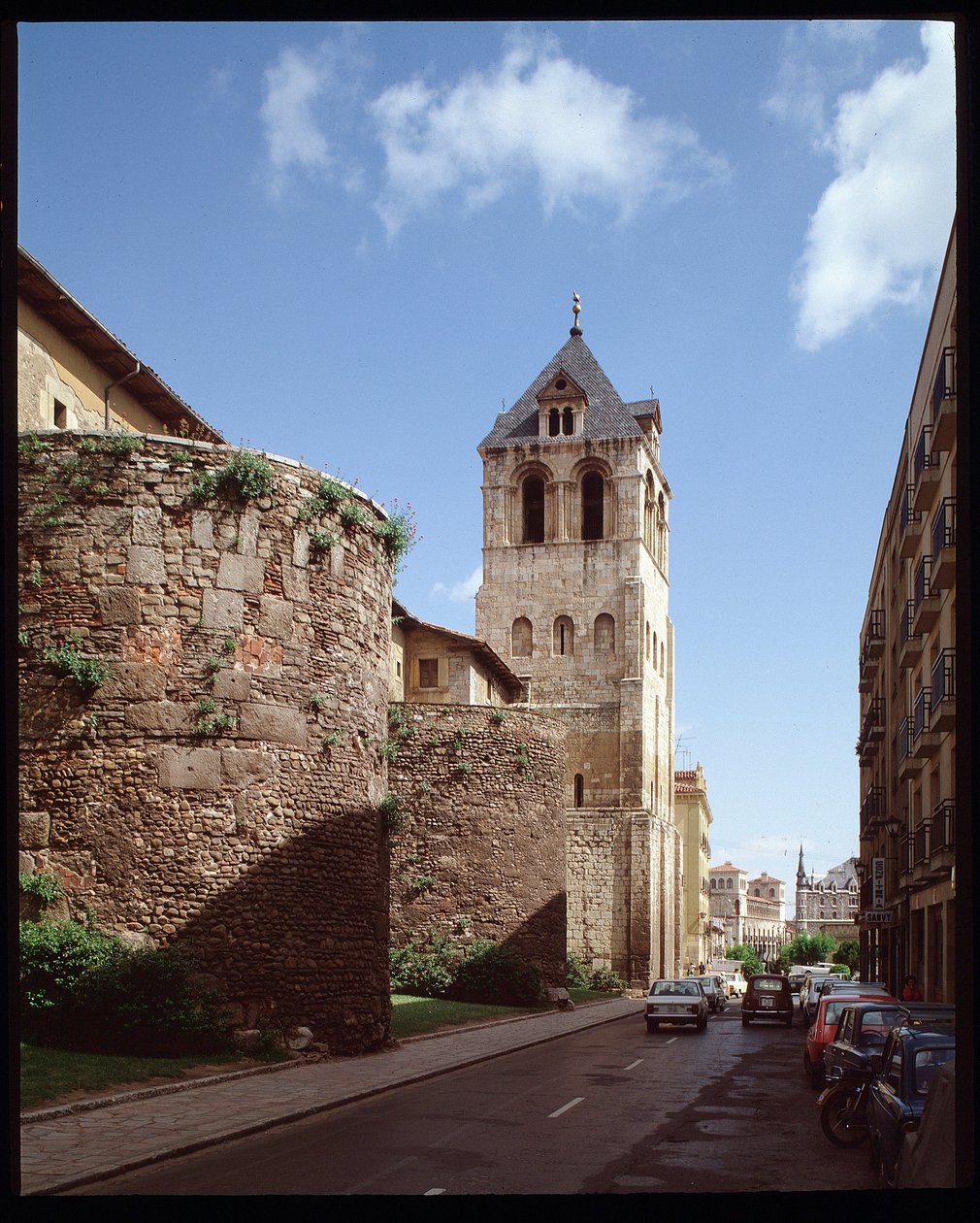 Utsikt over basilikaen og romerske vegger av Spanish School