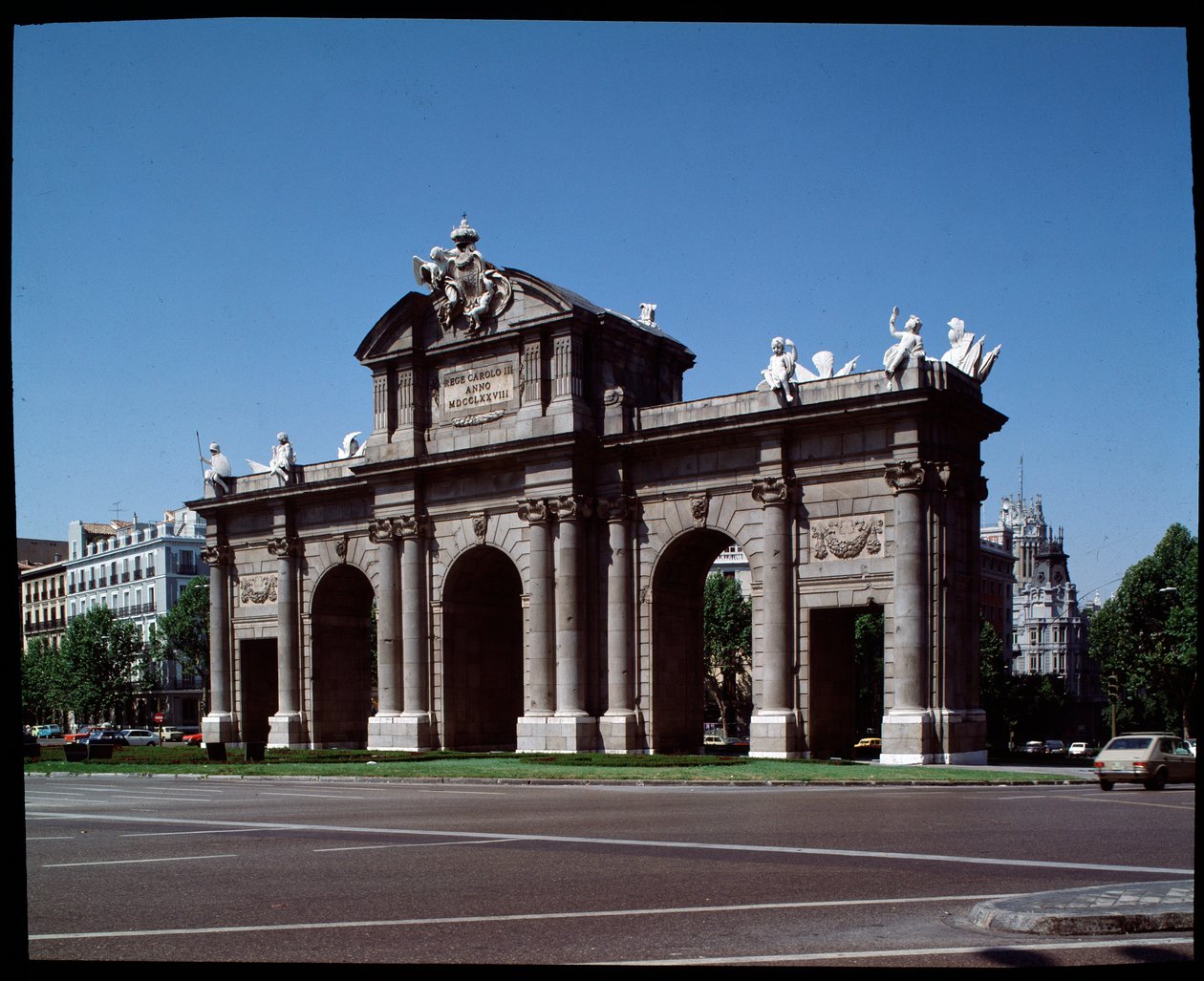 Utsikt over Alcala-porten (1778) av Spanish School