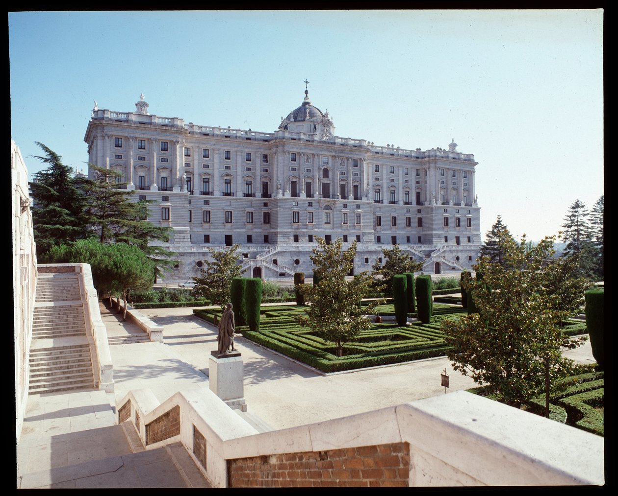 Utsikt over Det kongelige palass (1738-1755) (fotografi) av Spanish School