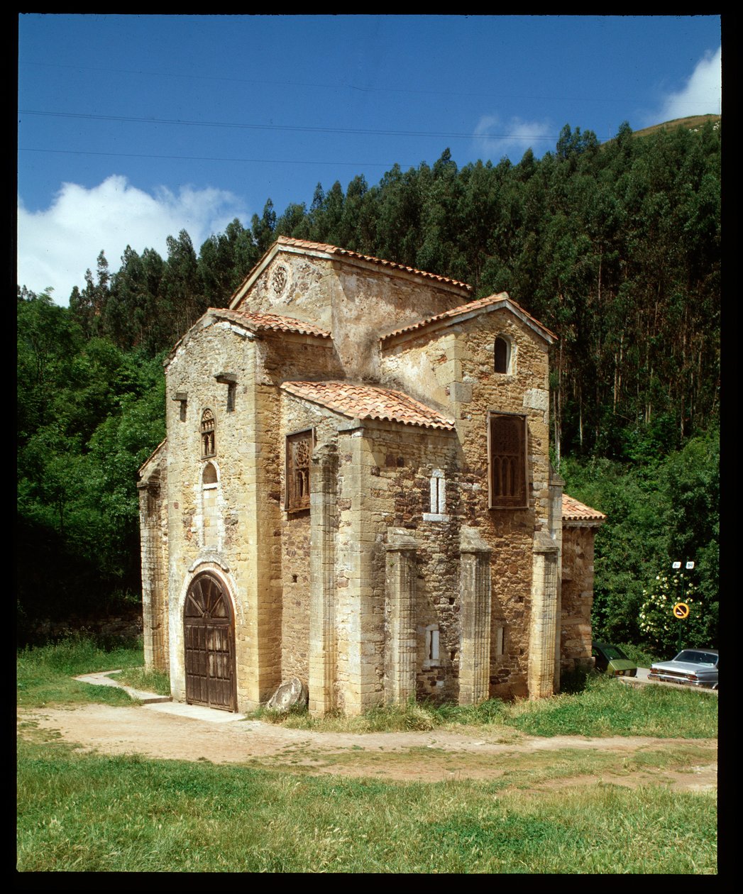 Utsikt over kirken (848) av Spanish School