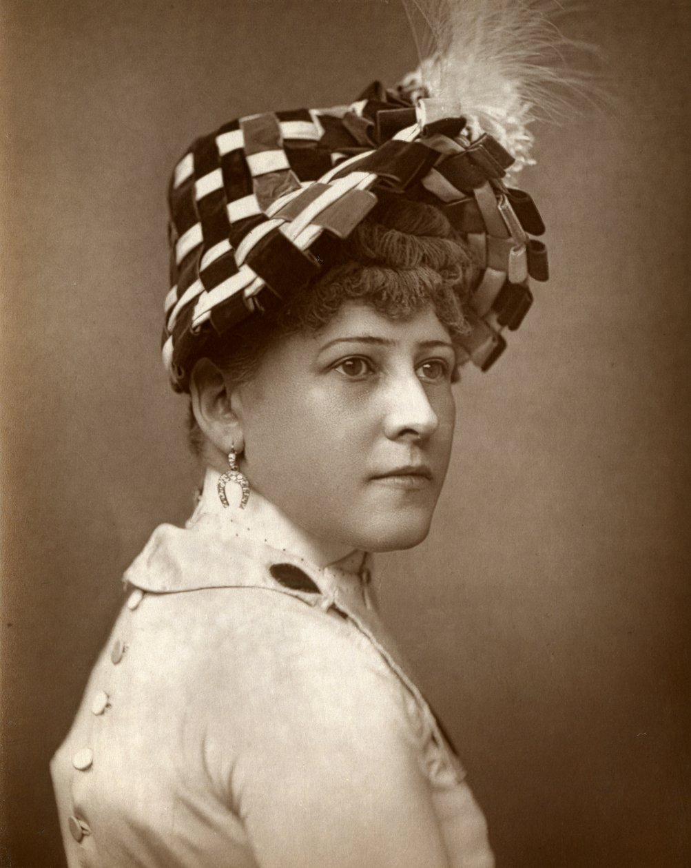Kate Munroe, skuespillerinne, 1883 av St James