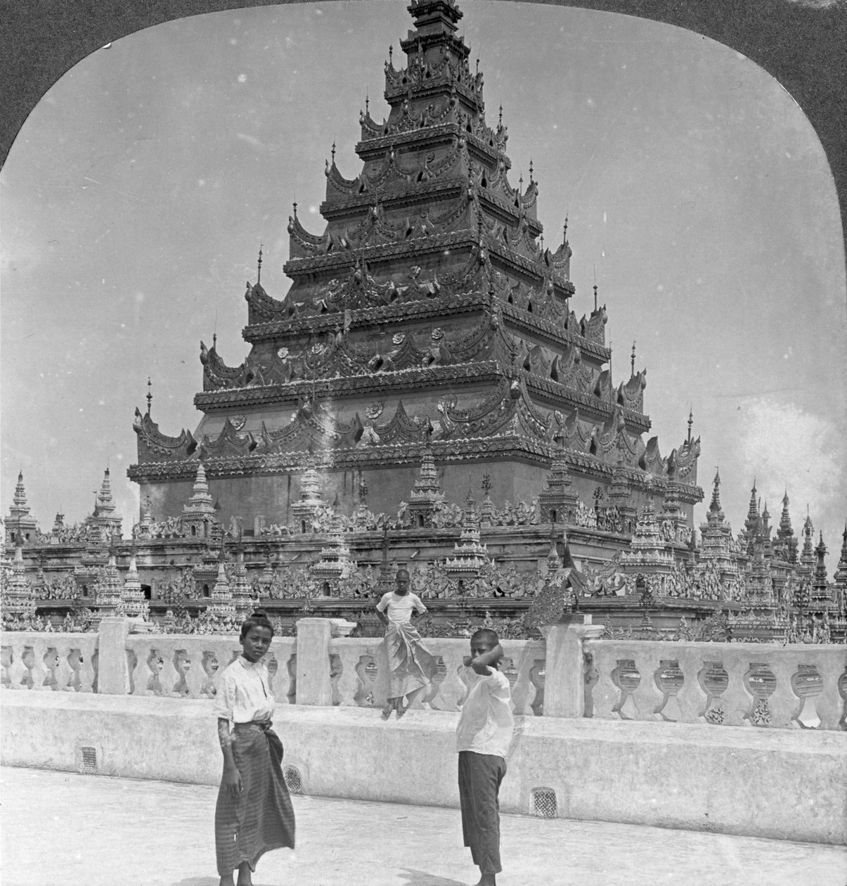Arakan Pagoda, Mandalay, Burma, 1908. av Stereo Travel Co