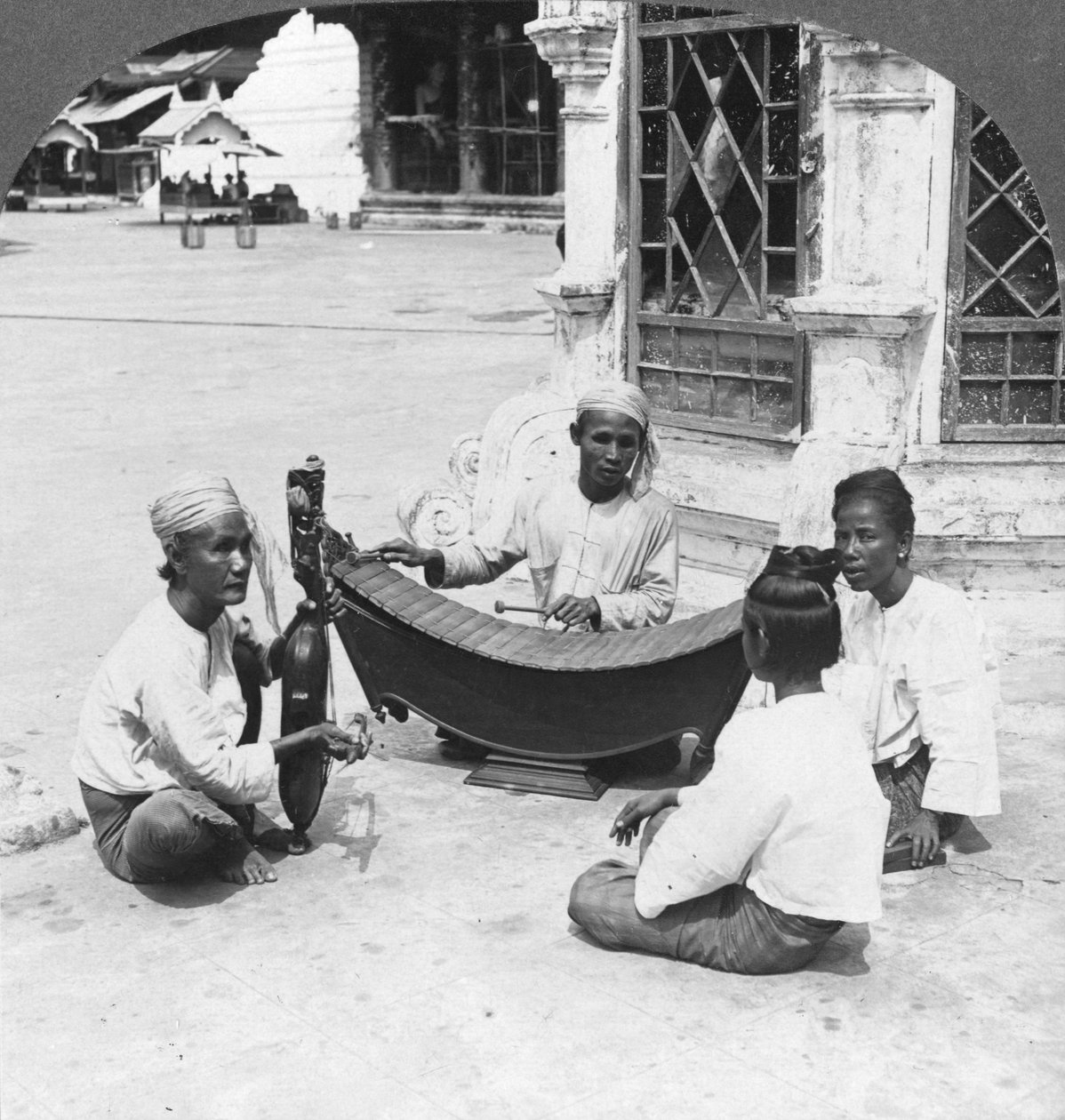 Musikere, Shwedagon Pagoda, Rangoon, Burma, 1908 av Stereo Travel Co