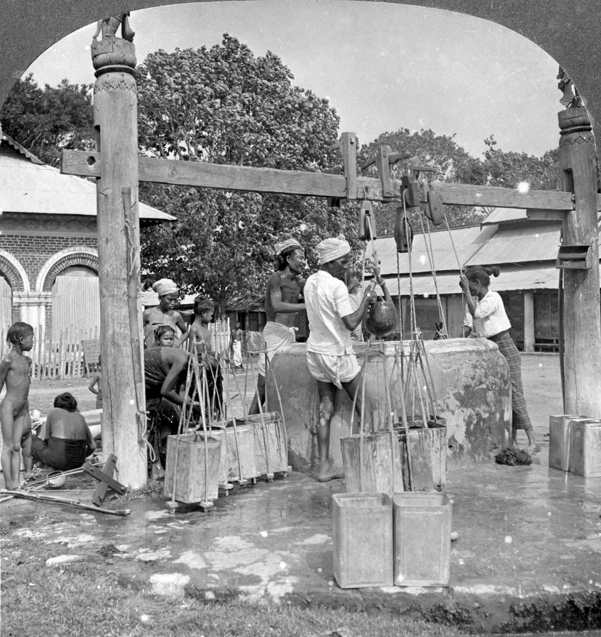 Offentlige vannbrønner, Mandalay, Burma, 1908. av Stereo Travel Co