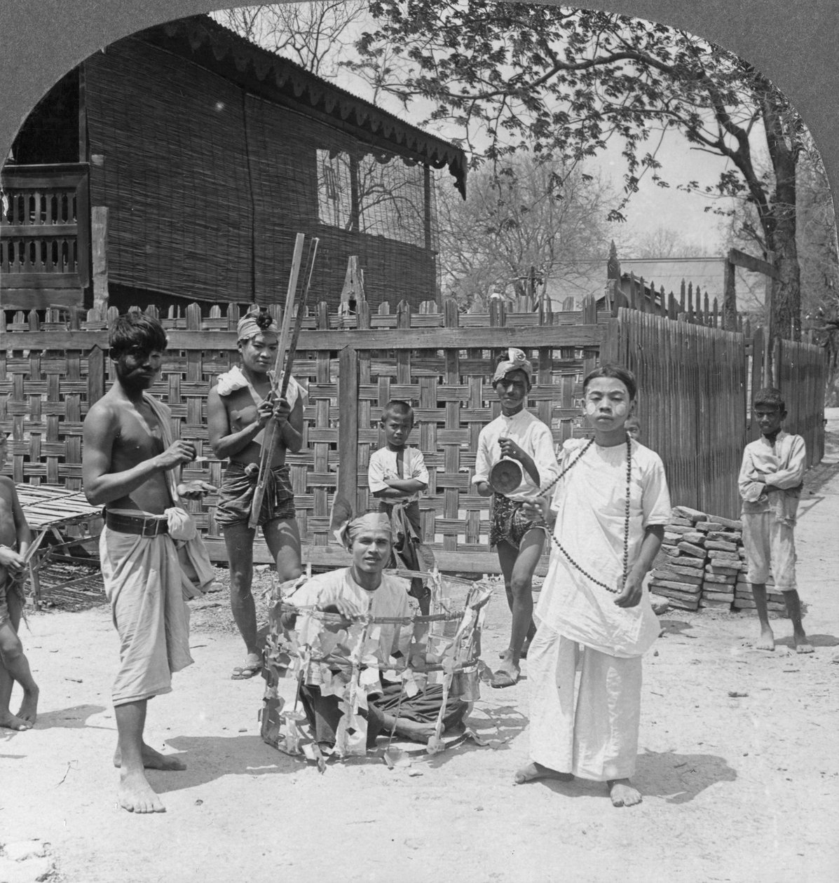 Scene under en festival, Burma, 1908 av Stereo Travel Co