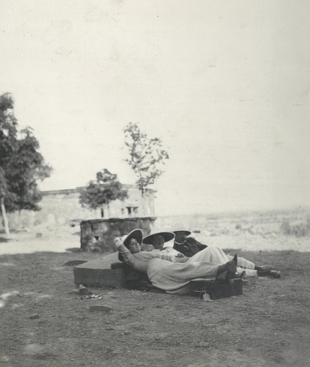 Lilah Wingfield, Judy Smith og Major Gosling hviler etter en dag med sightseeing på Fatehpur Sikri, januar 1912 (bw-bilde) av Sylvia Brooke