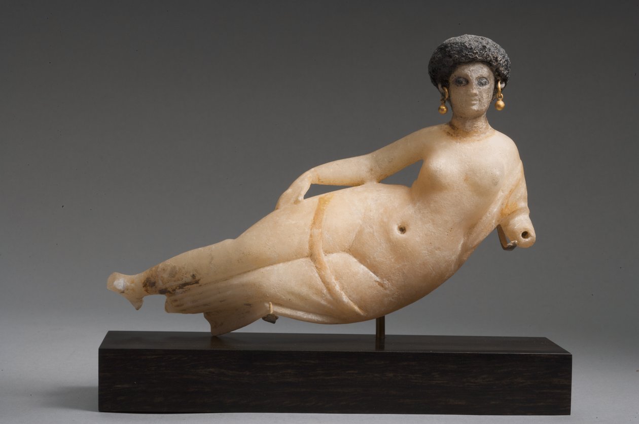 Figur av en liggende kvinne (marmor) av Syrian