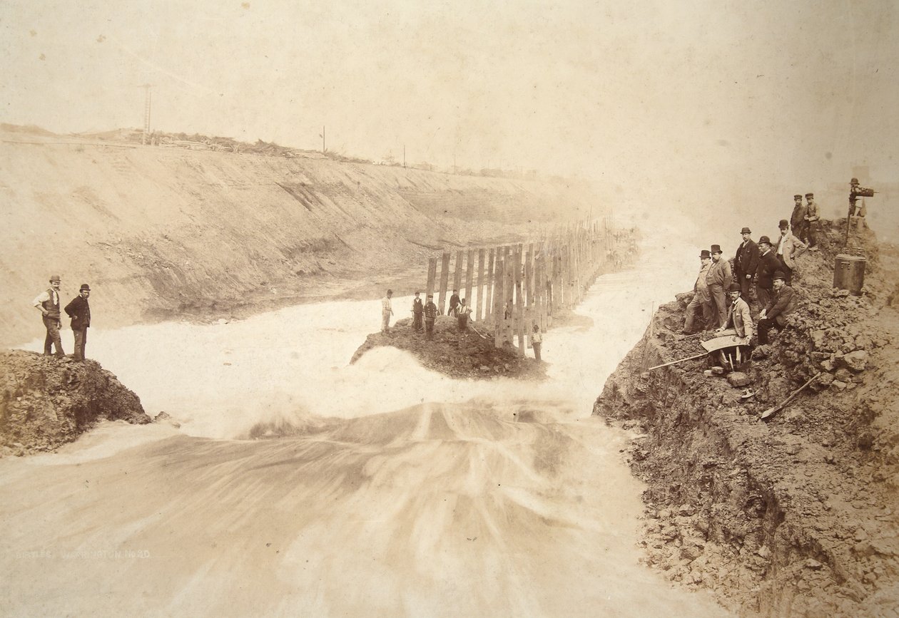 Slippe inn vannet ved Ellesmere Port, med E.L. Williams og andre ingeniører (sepia-bilde) av Thomas Birtles