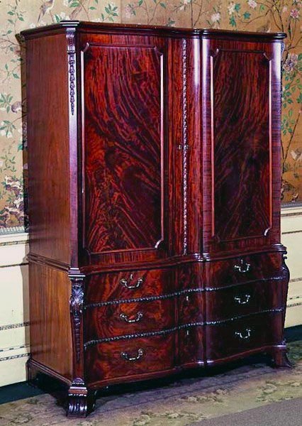Utskåret garderobe, 1766 (mahogni) av Thomas Chippendale