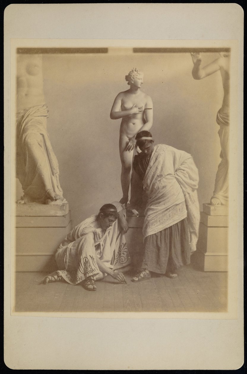 (To mannlige studenter i gresk kostyme før et gipsavstøpning av Afrodite i kammeret i pennen ... av Thomas Eakins