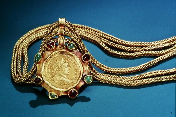 Mynt, fra Caracallas reign montert på et anheng, 249 (gull) av Thracian