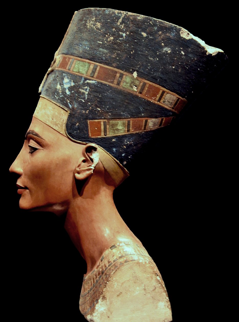 Nefertiti byste_(høyre) av Thutmose Thutmose