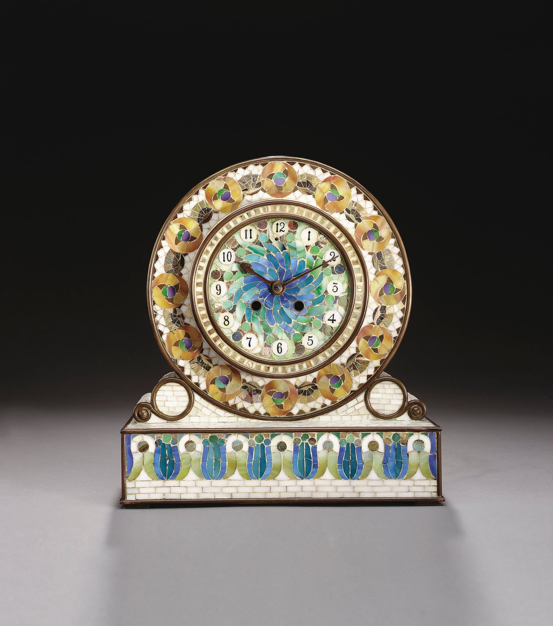 Favrile mantelklokke i mosaikk (glass og bronse) av Tiffany and Company