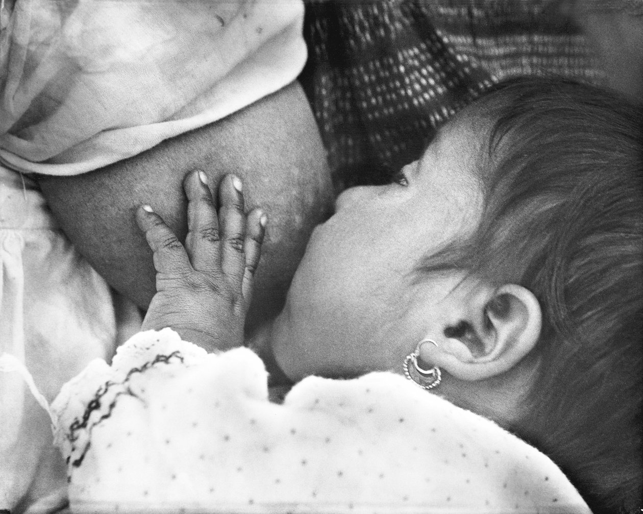 Babypleie (Conchita med moren Luz Jimenez), Mexico City, 1926 av Tina Modotti