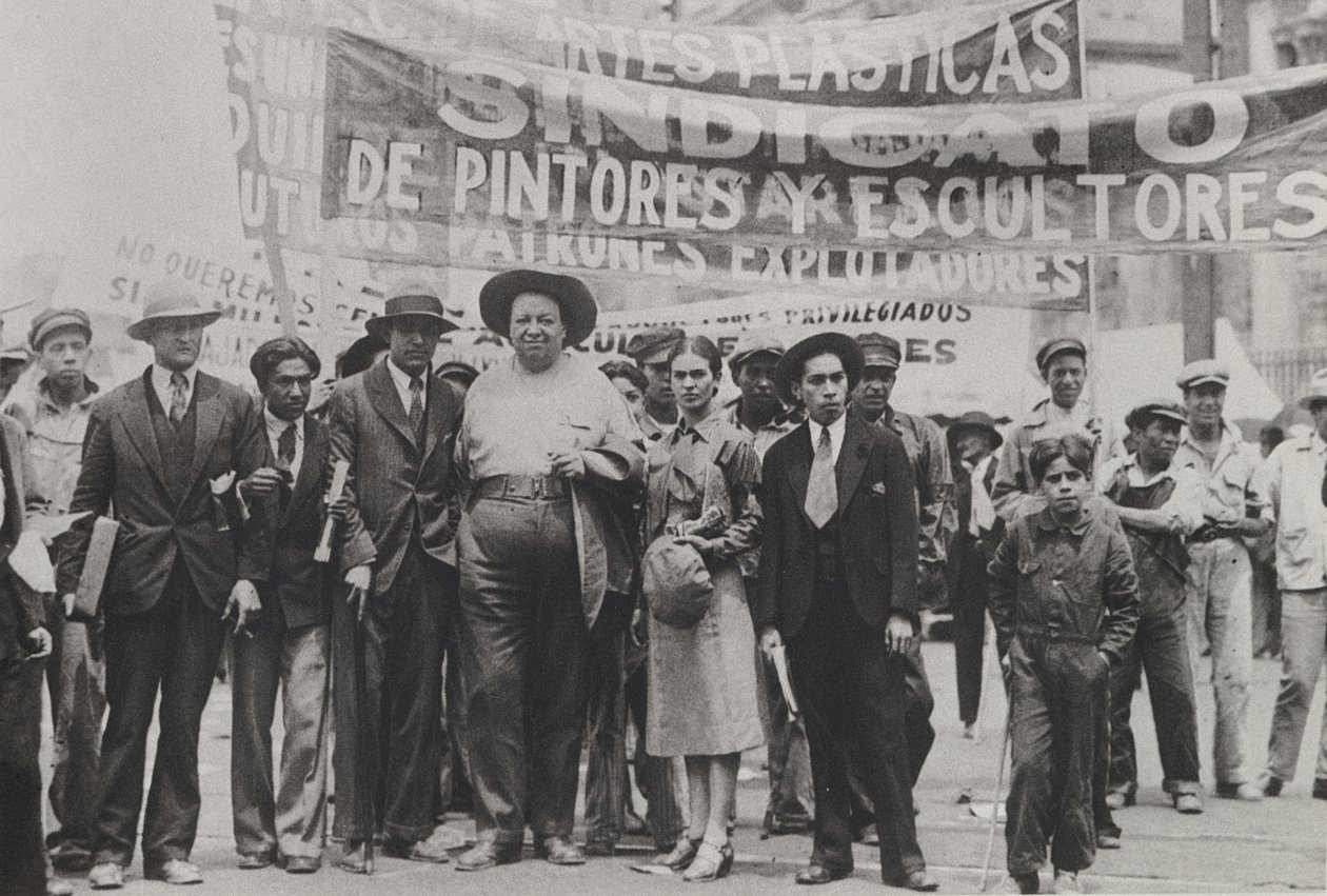 Diego Rivera og Frida Kahlo i May Day Parade, Mexico City, 1. mai 1929 av Tina Modotti