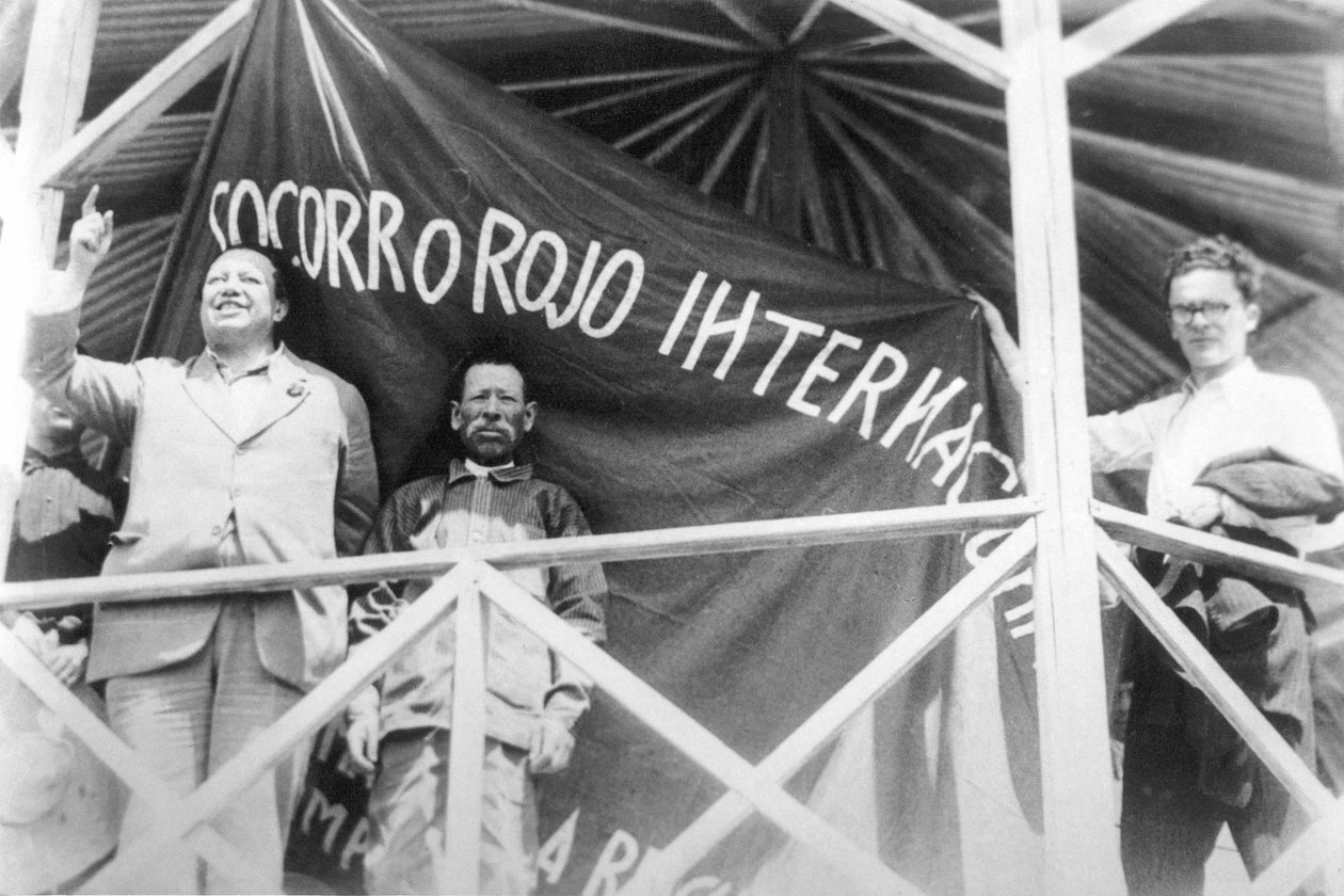 Internasjonal rødhjelp: Diego Rivera på et rally av "Socorro Rojo International", Tizuyuca (Hidalgo), Mexico, 4. april 1929 av Tina Modotti