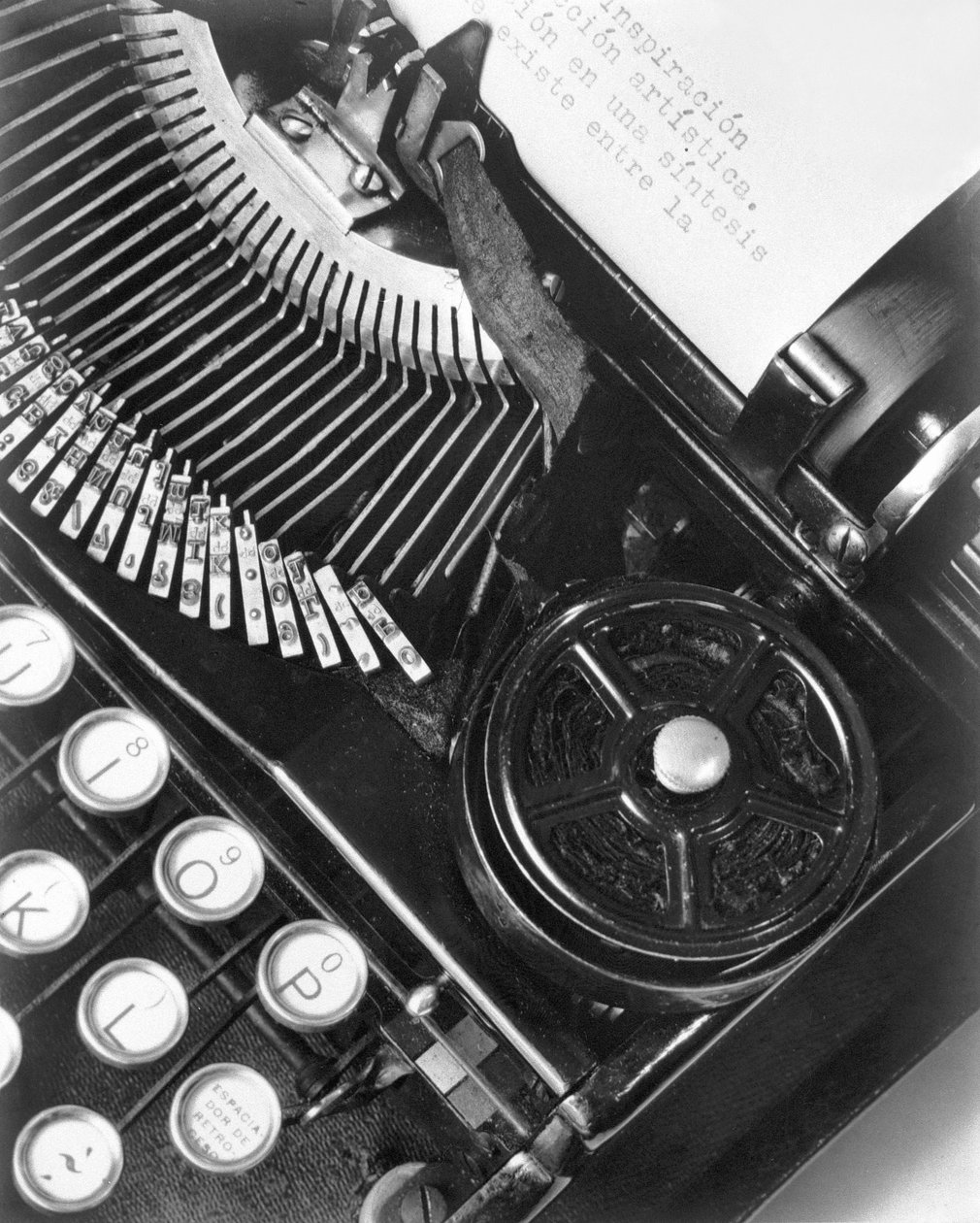 La Tecnica - skrivemaskinen til Julio Antonio Mella, Mexico by, 1928 av Tina Modotti