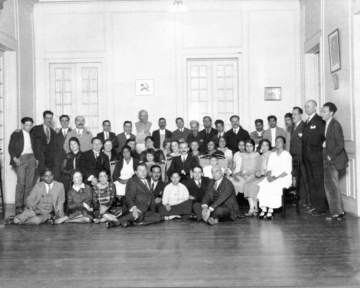 Mottak i Sovjetunionens ambassade, Mexico by, 1926 av Tina Modotti