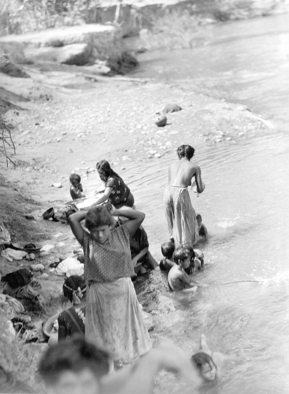 Vasking ved elven nær Tehuantepec, Mexico, 1929 av Tina Modotti