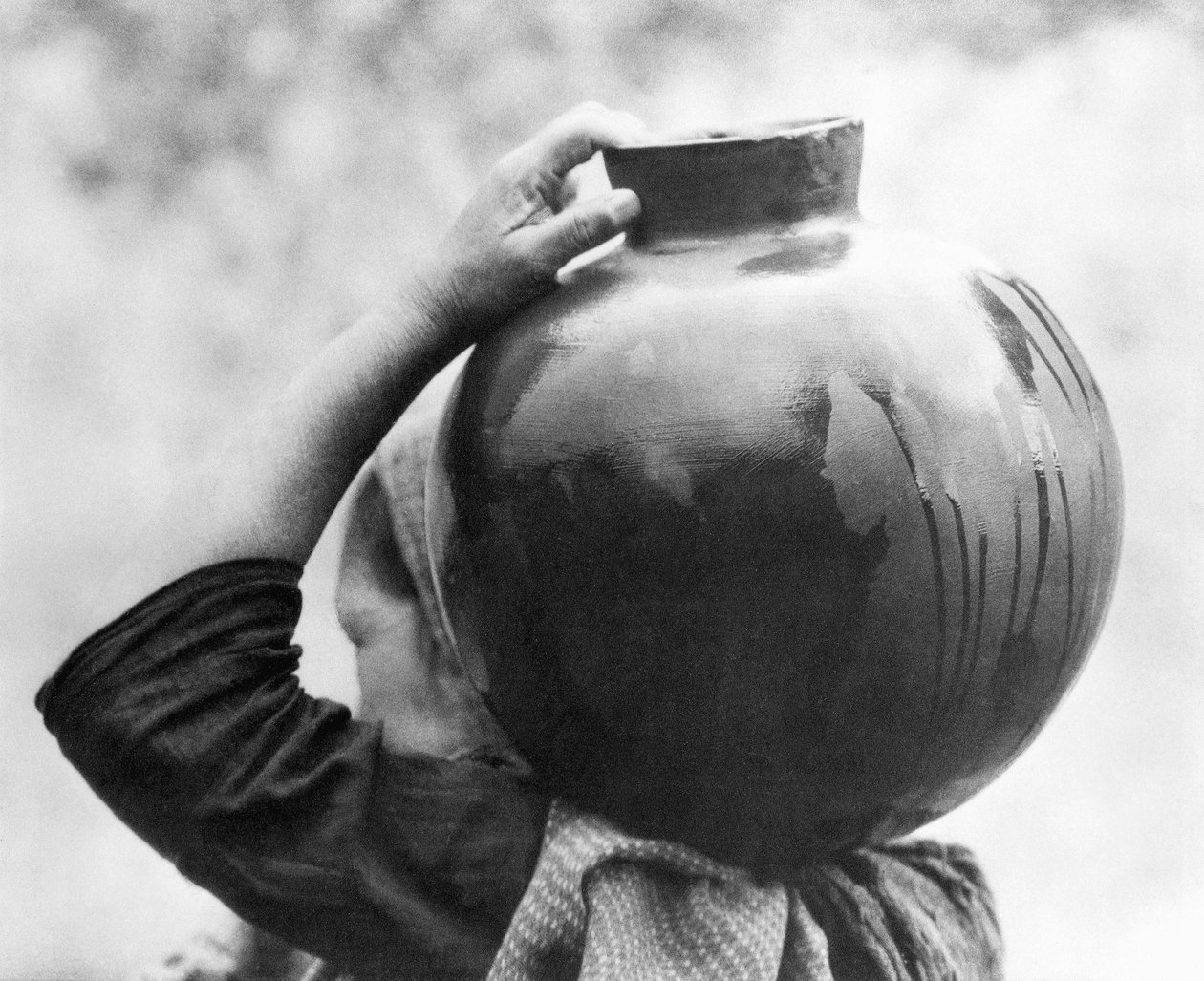 Kvinne med Olla, Mexico, ca. 1927 av Tina Modotti
