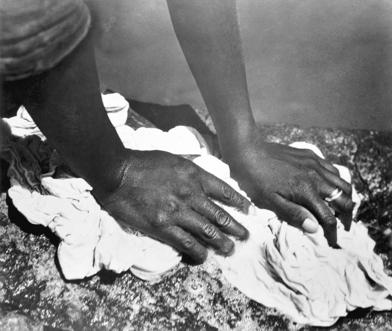 Hands of a Woman, Mexico, 1926 av Tina Modotti