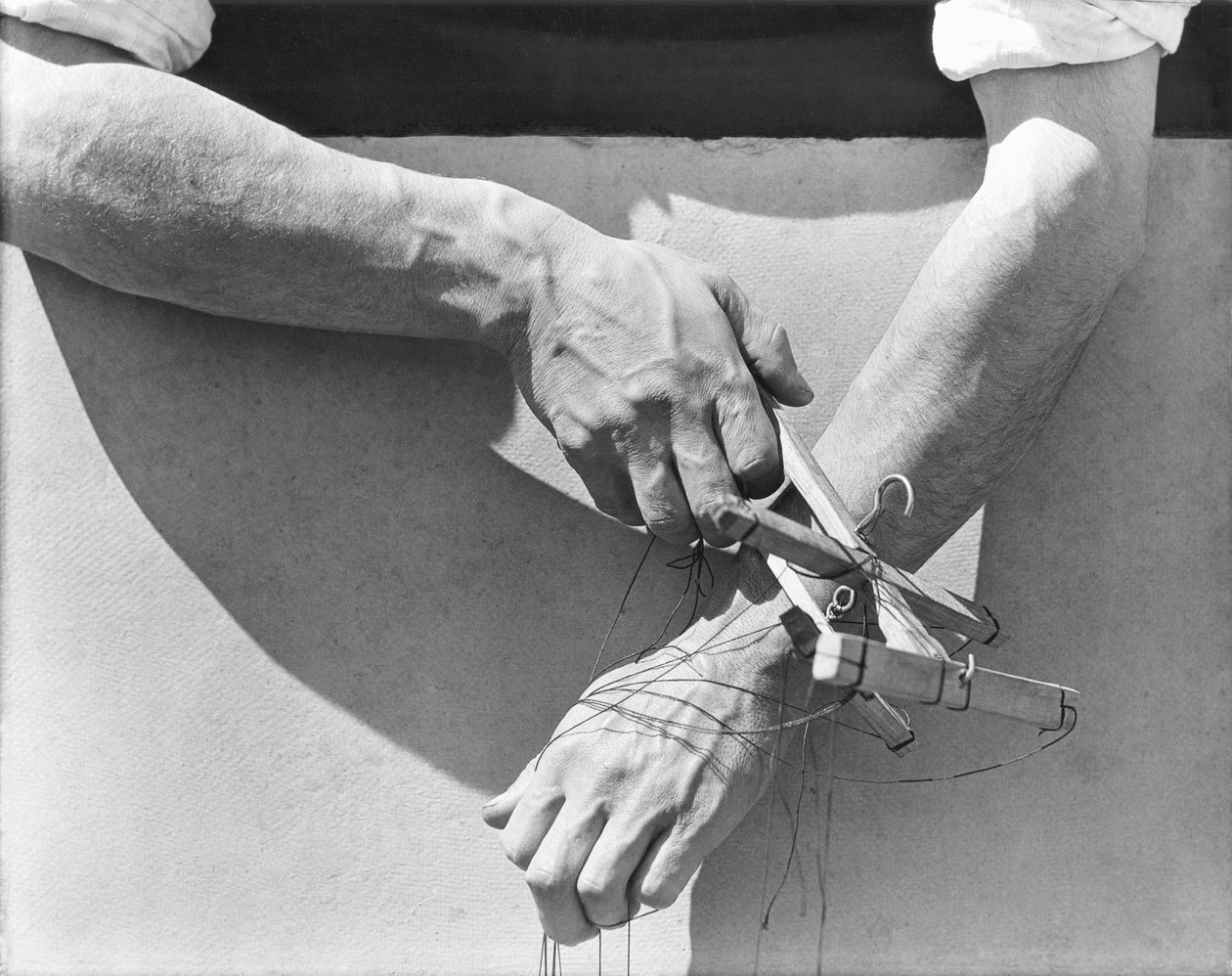 Dukkeførerens hender, 1929 av Tina Modotti