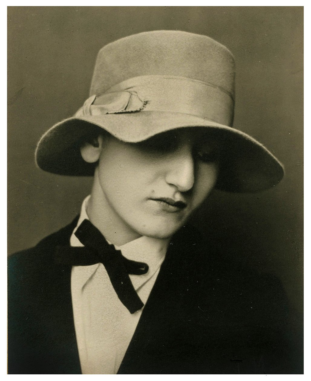 Portrett av Anita Brenner, ca. 1925 av Tina Modotti