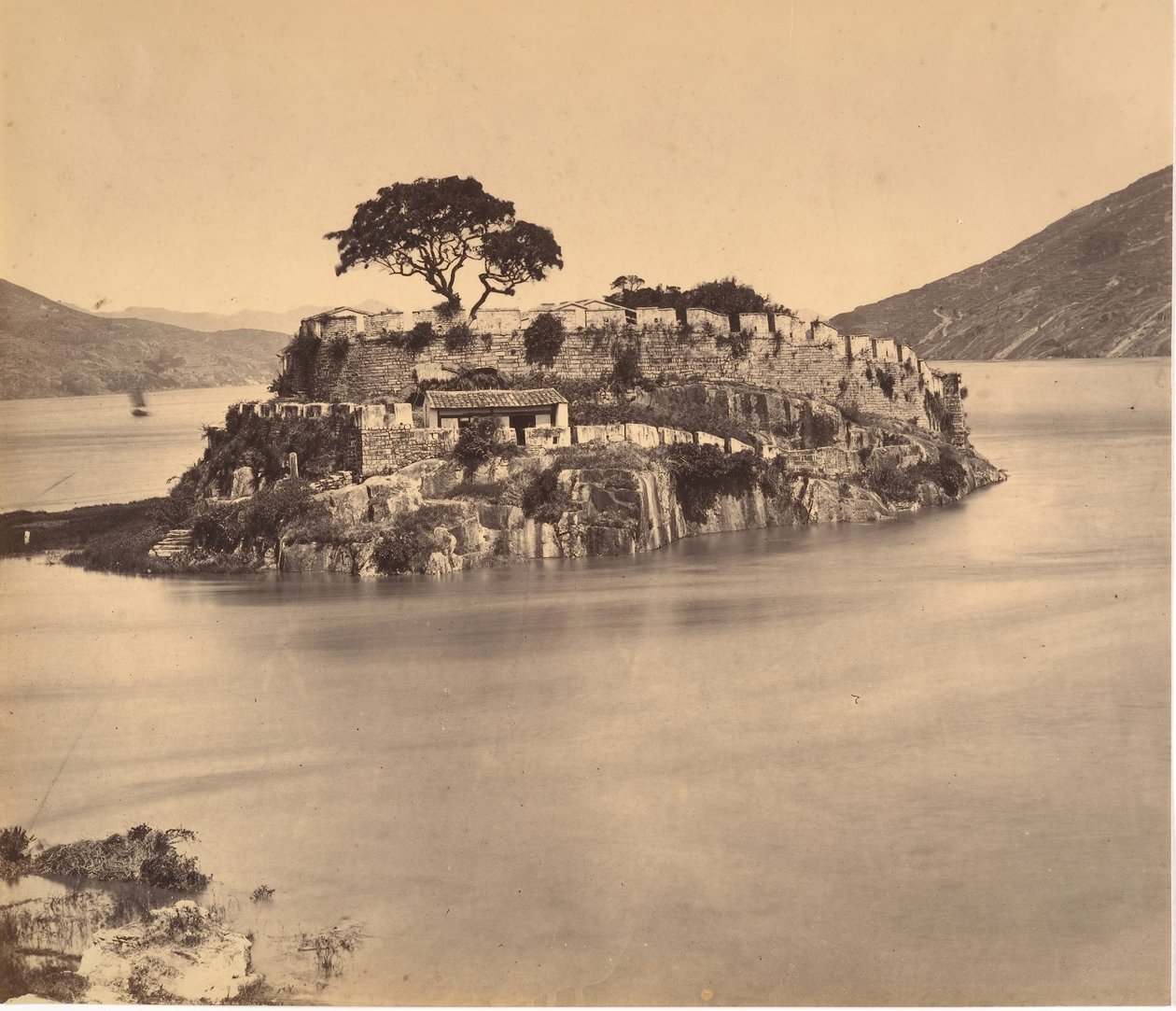 Ming Gam Pass River Min, ca. 1869. av Tung Hing.