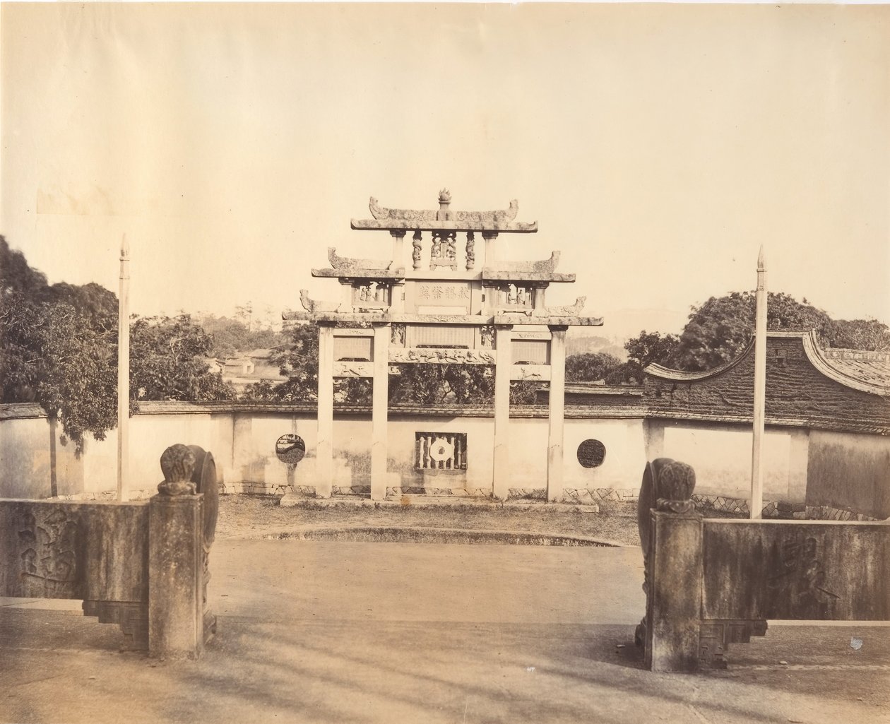 Triumfbuen, Foochow, ca. 1869. av Tung Hing.