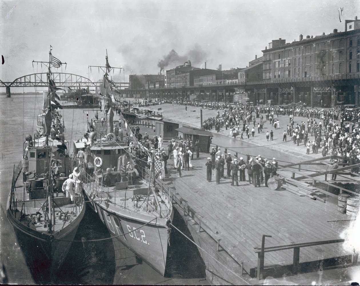 Folkemengde ved elvebredden hilser US Navy anti-ubåtflotille for demonstrasjonsbesøk. 13. juni 1919 av Unbekannt Unbekannt