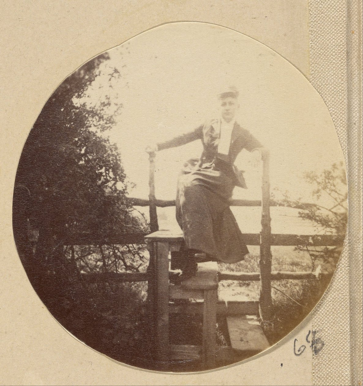 (Woman in Hat Posed on a Stile) av Unbekannt Unbekannt