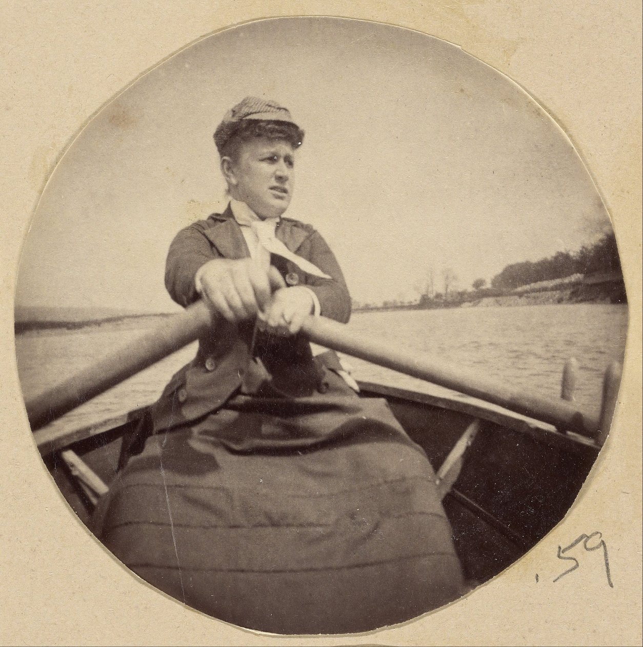 (Woman in Hat Roing a Boat) av Unbekannt Unbekannt