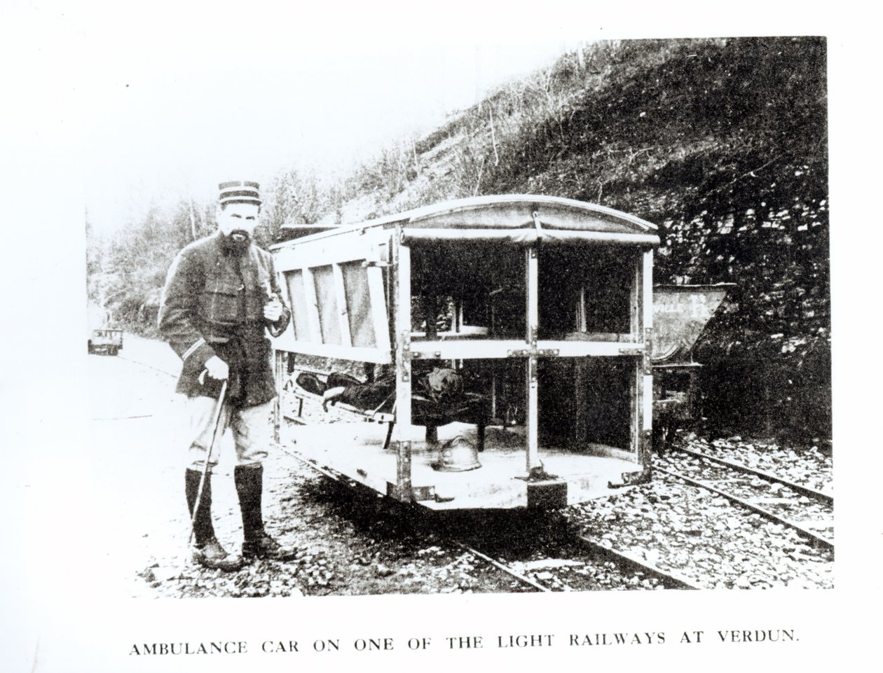Ambulansebil på en av bybanene ved Verdun, ca. 1916 av Unbekannt Unbekannt