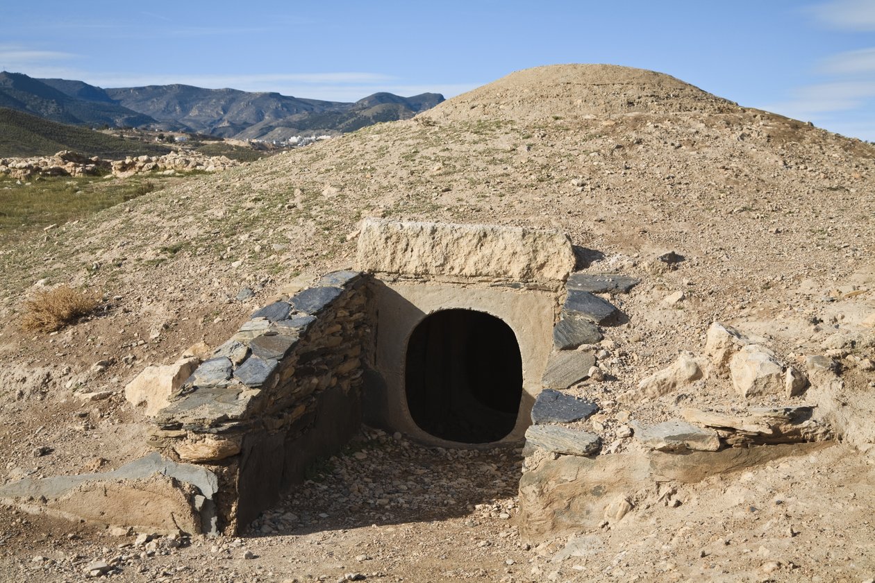 Inngang til den rekonstruerte sirkulære graven i Necropolis-området, Los Millares, nær Santa Fe Mondujar (bilde) av Unbekannt Unbekannt