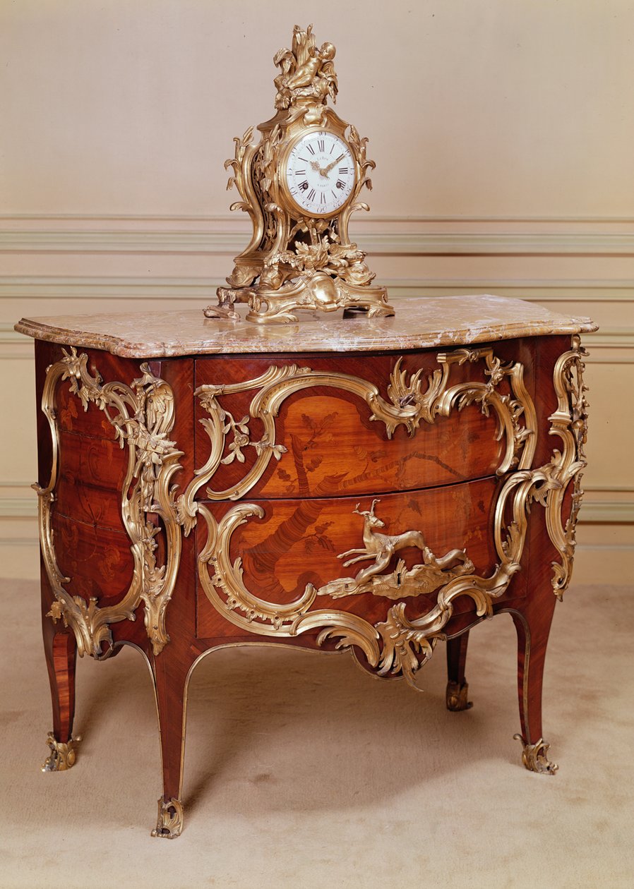 Marquetry-kommode, en av et par, finert i tulipan- og kongetre, Louis XV-perioden, av Bernard van Risenburgh og ormolu mantelklokke, Le Roy, 1715 av Unbekannt Unbekannt