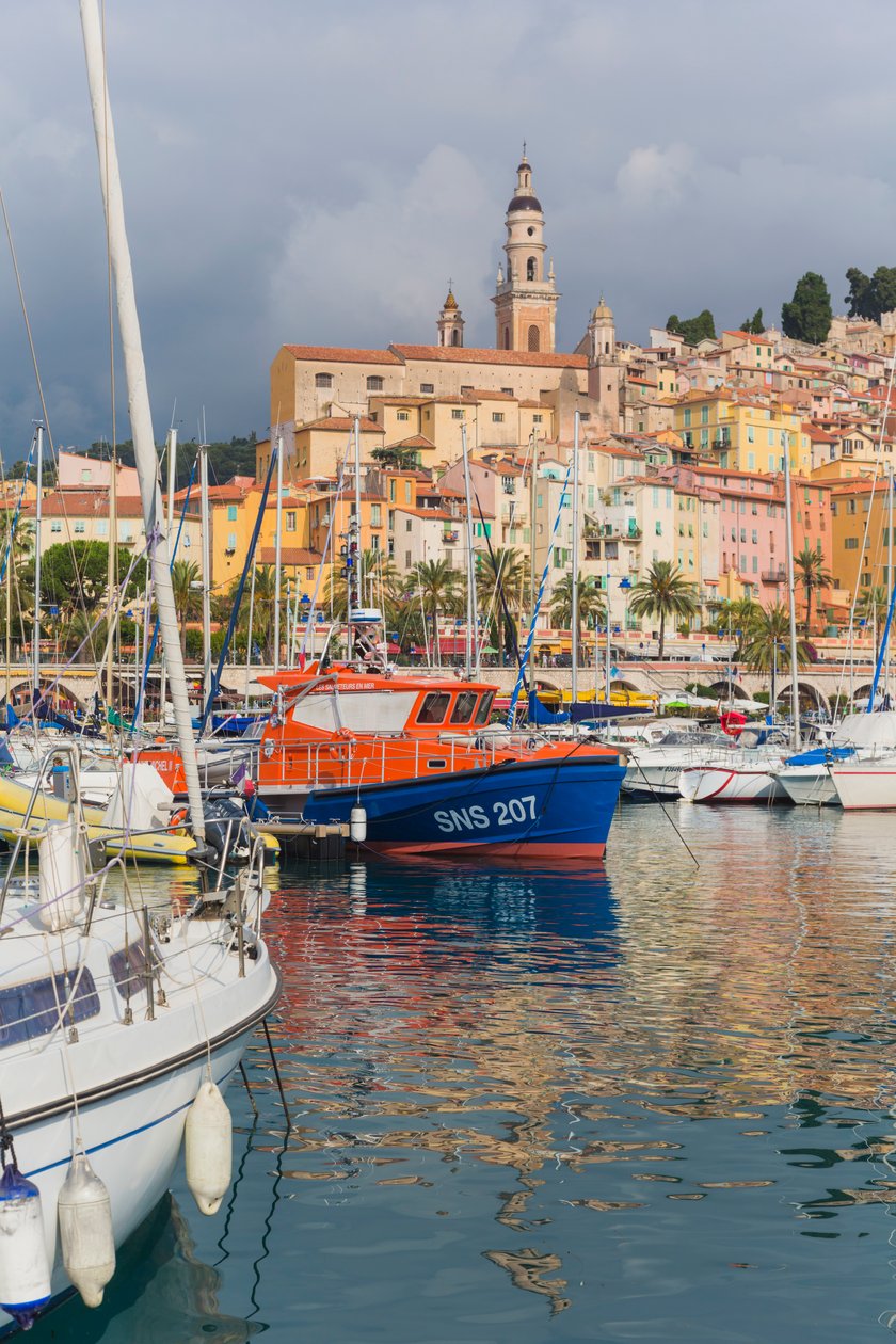 Menton, Frankrike. Utsikt over havnen til byen. av Unbekannt Unbekannt